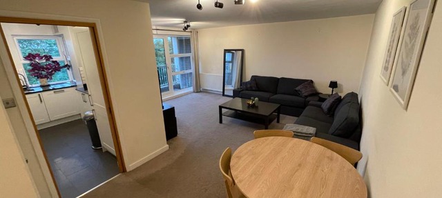 Spacious 2-Bedroom Flat Near Surbiton Station