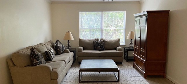 Spacious 2-bedroom apartment located in downtown Williamstown.