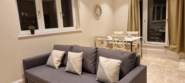 Spacious 2 BR with Balcony in Hendon