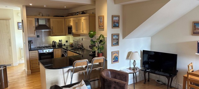Spacious 2 double bedroom apartment w free off-street parking & superfast WiFi.