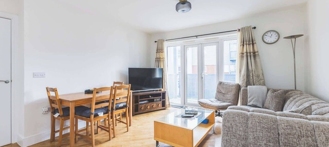 Spacious 2BDR 2Bath Apt with Parking Near Heathrow