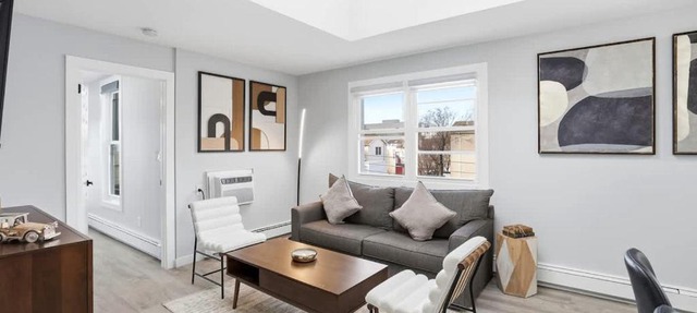 Spacious 2BR Apt with Balcony only 15 Min Bus to Manhattan