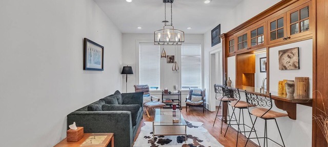 Spacious 2BR Loft on Abingdon’s Main Street. Walk to Dining, Theatre, & Shops