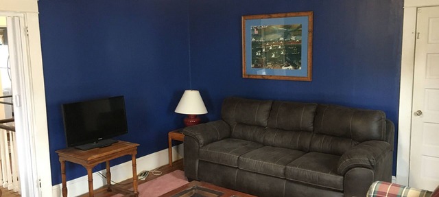 Spacious 2nd floor apartment steps from popular corner market.
