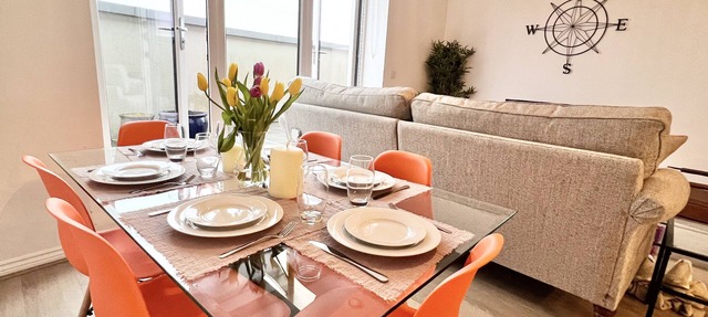 Spacious 3-Bed Flat w/Balcony and Private Parking