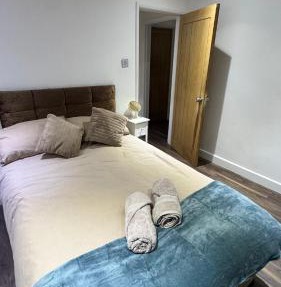 Spacious 3 Bed House with Garden & Free Parking