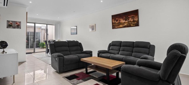 Spacious 3-Bed Townhouse in Coburg