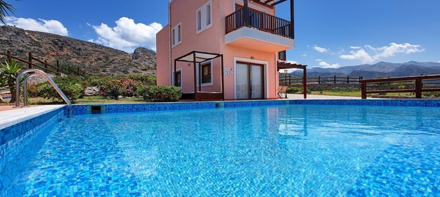 Spacious 3-Bedroom Pool Villa with sea and mountain views 47km from Heraklion(G)