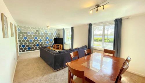 Spacious 3-Bedroom Ground Floor Flat with Free Parking in Central Location