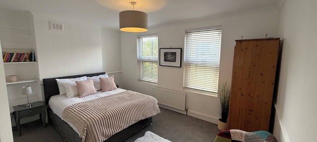 Spacious 3 dbl bed house - sleeps 7! On the High St, 10 min walk to East Croydon