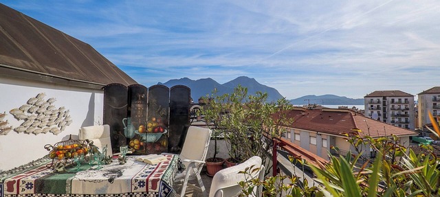 Spacious 3-room apartment with 2 bathrooms, 3 balconies & beautiful lake view