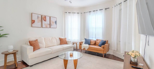 Spacious 3BDR near Harvard/5-Min Walk to Train - Davis Sq/Free Parking!