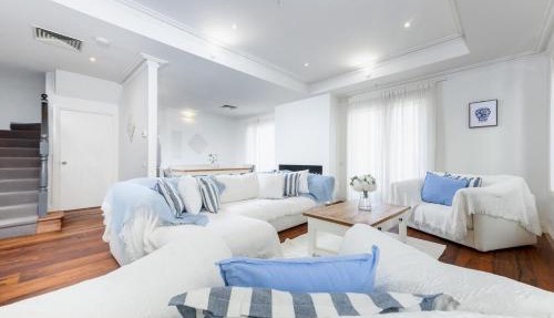 Spacious 3BR Duplex Escape - Free Parking