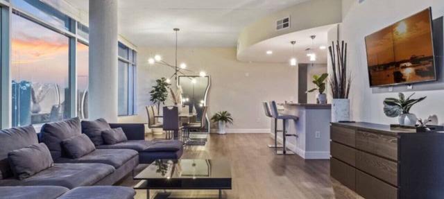 Spacious 4 bd/2bath 2100 sq ft Downtown Condo
