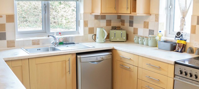 Spacious 4 Bed 2.5 Bath House - Parking- LongStays