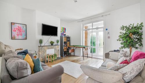Spacious 4 bed, 3 bath house - Free parking