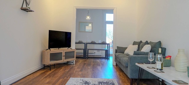 Spacious 4 Bed Central Property w/Free Parking and Garden Dining