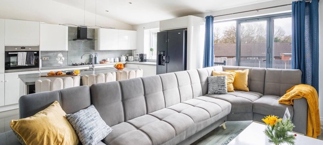 SPACIOUS 4 BEDROOM WITH FREE PARKING FOR CONTRACTORS AND BUSINESS TRAVELERS