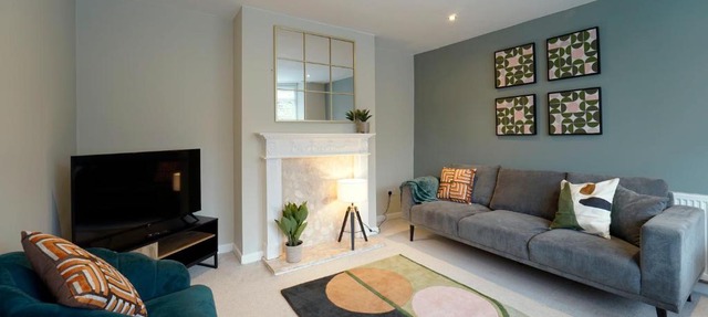 Spacious 4 bed town house in central Wetherby, sleeps 9, perfect for contractors or groups