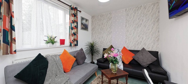 Spacious 4 -Bedroom Home in Canterbury Kent – Perfect for Business & Long Stays.