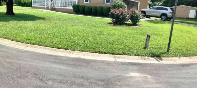 Spacious 4-bedroom home with WiFi, AC/heat, and BBQ- grill in charming Lilburn.