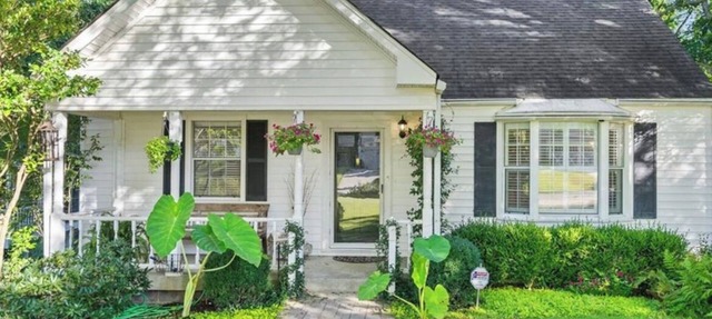 Spacious 4-bedroom house in charming Chamblee walking distance to train.