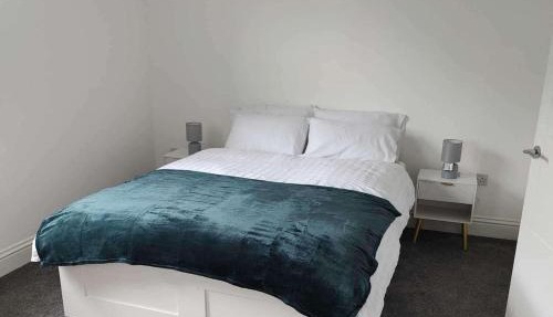 Spacious 4-Bedroom House - Garden & Free Parking