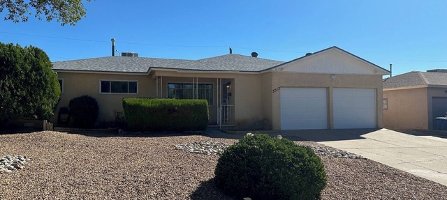 Spacious 4-bedroom house with a Pool, AC, WiFi located in Northeast Albuquerque