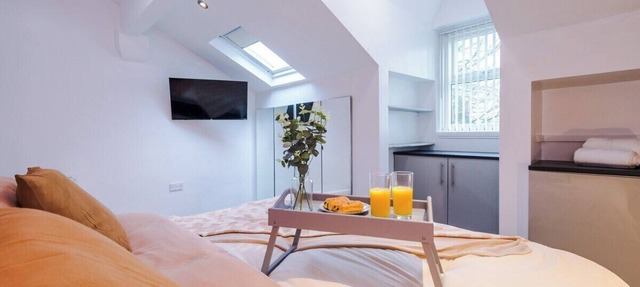 Spacious 4 Bed Sleeps 10 in MCR