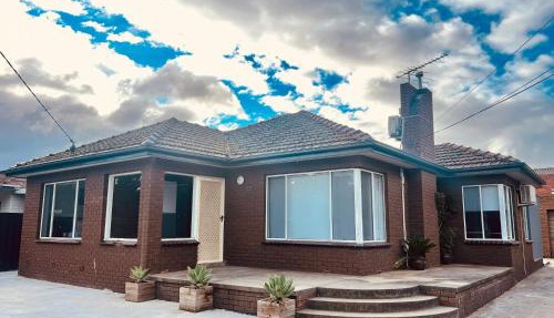 Spacious 4BR Home - Next to St Albans Station