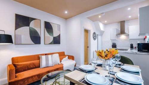 Spacious 4BR Home - Walk to Metrolink - Free Parking - Sleeps 8