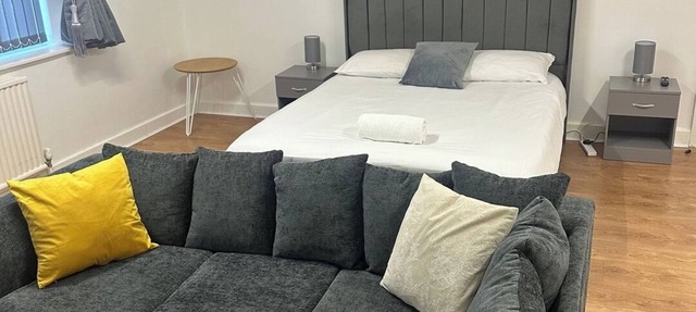 Spacious 5-BD Flat | Sleeps 10 | Parking and WiFi