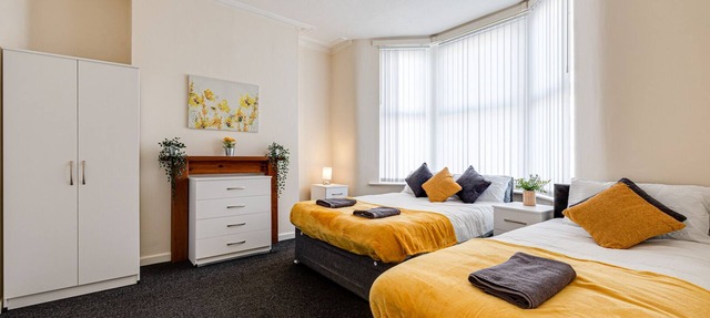 Spacious 5 bed house next to Kirkdale Station