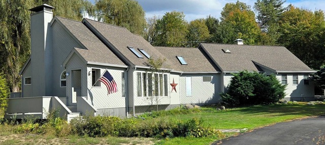 Spacious 5-Bed with Pool, Firepit, and BBQ - 20-min to Saratoga and Lake George