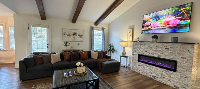 Spacious 5-bedroom house in awesome Lawrenceville with AC