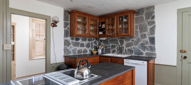 Spacious 5-bedroom Historic Stone House near Okemo