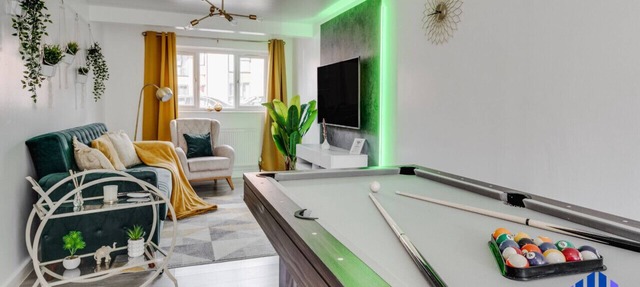 Spacious 5 BR Home Nr Etihad Stadium - Pool Table