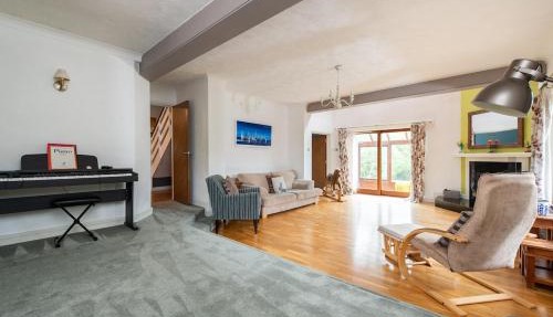 Spacious 5BR Home in Redditch