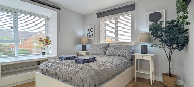 Spacious 5BR home on Marmaduke Street with 2 bathrooms, full kitchen, bright dining area, and private garden. Free on-site parking. Close to city centre, Anfield Stadium, and major attractions—ideal for families, groups, or business stays.