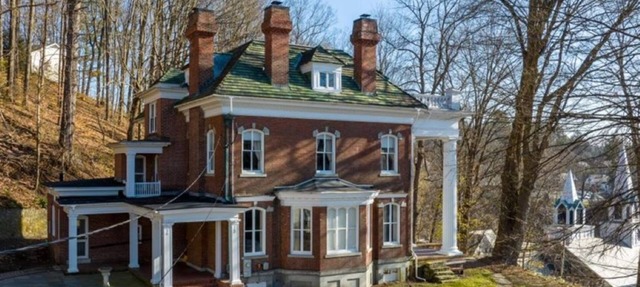 Spacious 6-bedroom house with AC, WiFi in charming Springfield