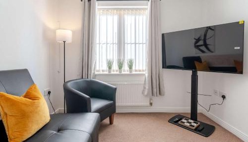 Spacious 6BR Home in Worksop Sleeps 6 Parking