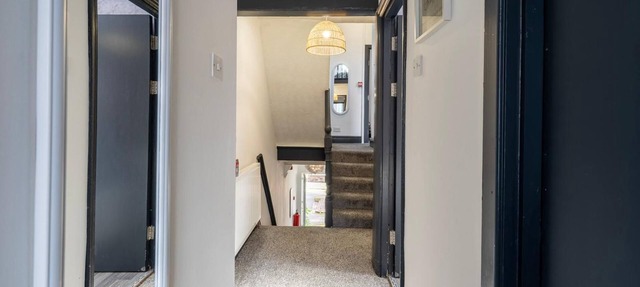Spacious 6BR House | Central Warrington | Unli Wi-Fi | Free Parking | Sleeps 12