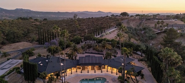 Spacious 7-bedroom Villa in SD Mountains, Jacuzzi, Pool, Fitness Center, Hiking