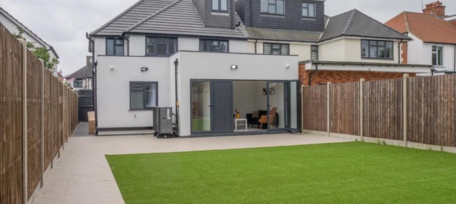 Spacious 7BR Contractor House in Harrow with Games Room, Fast WiFi & 3 Parking