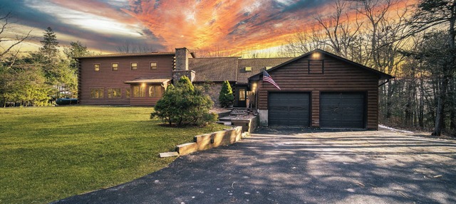 Spacious 8BR Catskills Cabin w/Game Room & Deck