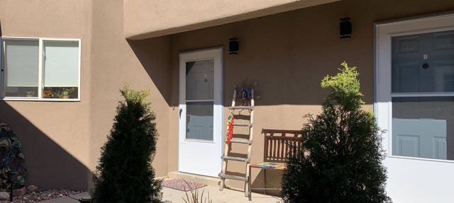 Spacious 950 sq ft 2 BR 1.7BA w/yard (Remodeled)