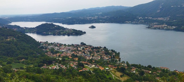 Spacious accommodation a stone's throw from Lake Orta
