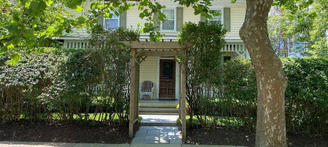 Spacious & Airy, Short Walk to Beach & Town. Avail 8/29 thru Labor Day weekend!