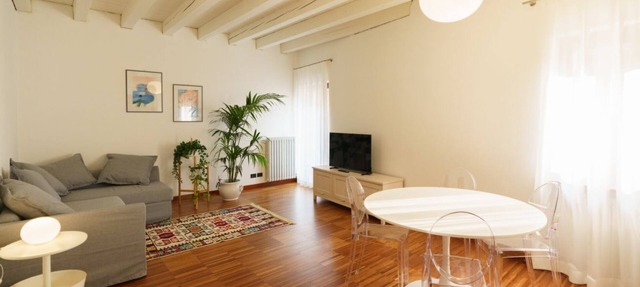 Spacious and bright penthouse with 3 small balconies