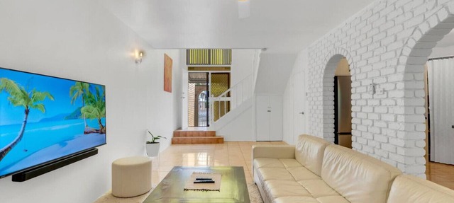 Spacious and Central - 3 bedroom, 2 bathroom Townhouse with Swimming Pool and Carpark
